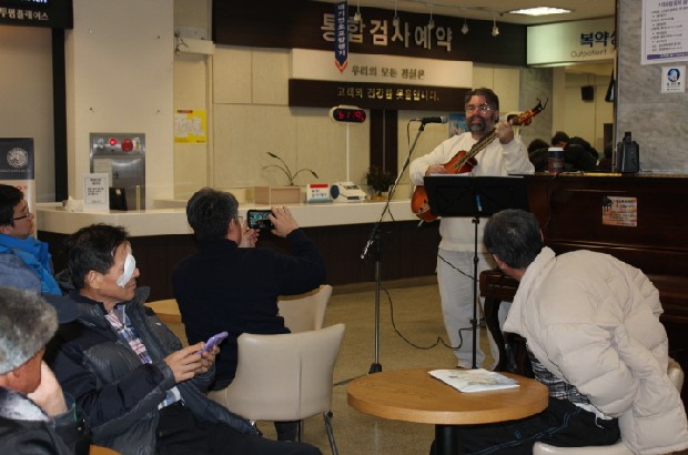 고객사랑 로비 음악회 <스티븐과 함께하는 작은 음악회>