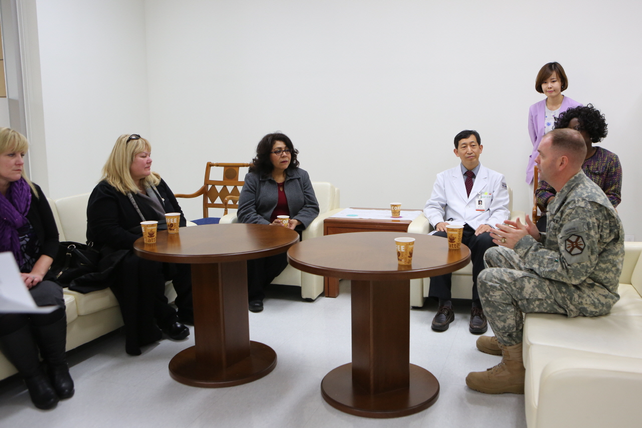 미군 Commanding General Spouse Mrs. Farmen 본원 Tour