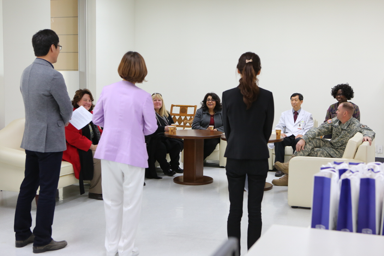 미군 Commanding General Spouse Mrs. Farmen 본원 Tour