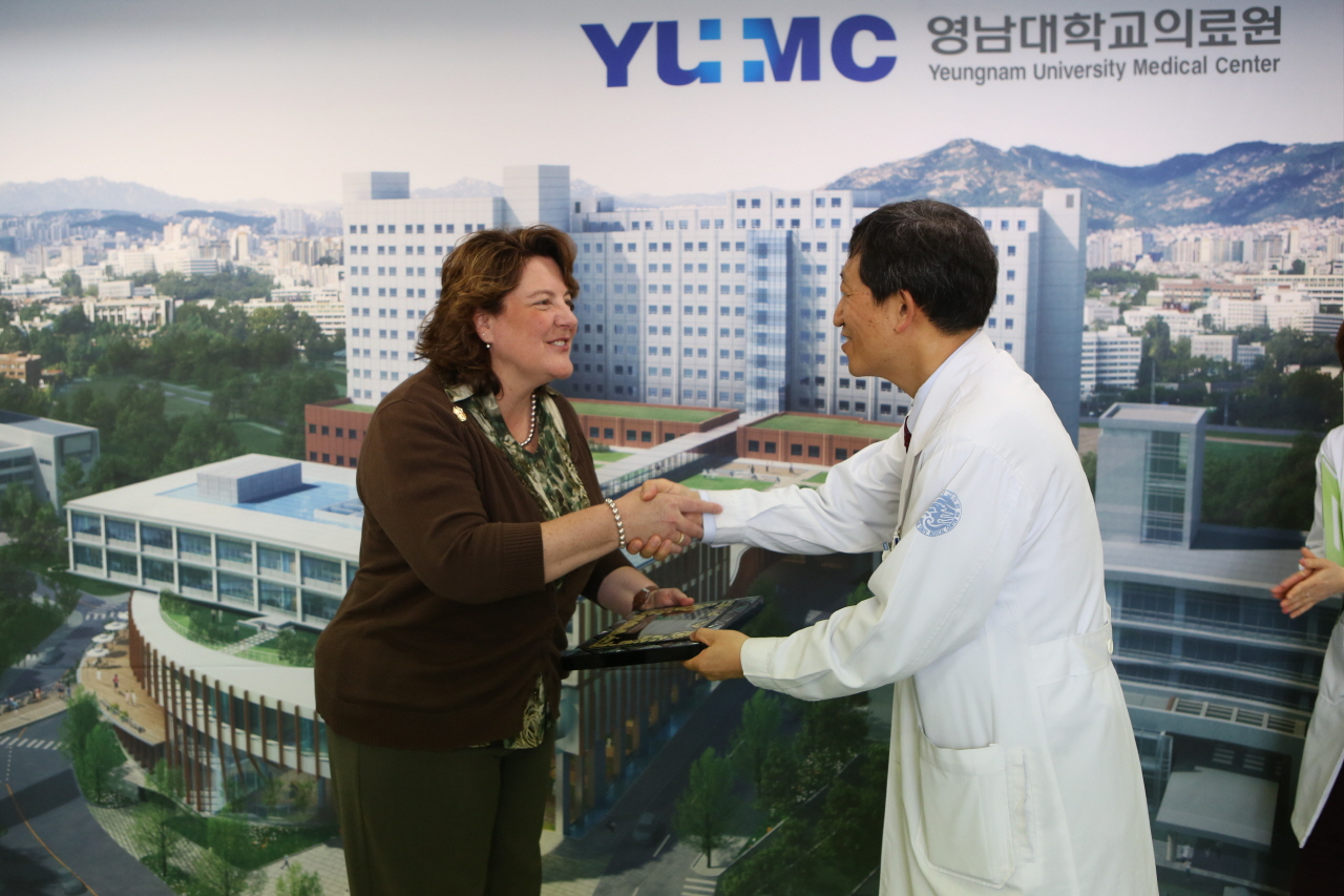 주한미군 Orientation Spouse Group 회장 Mrs.Bradford 감사장 수여