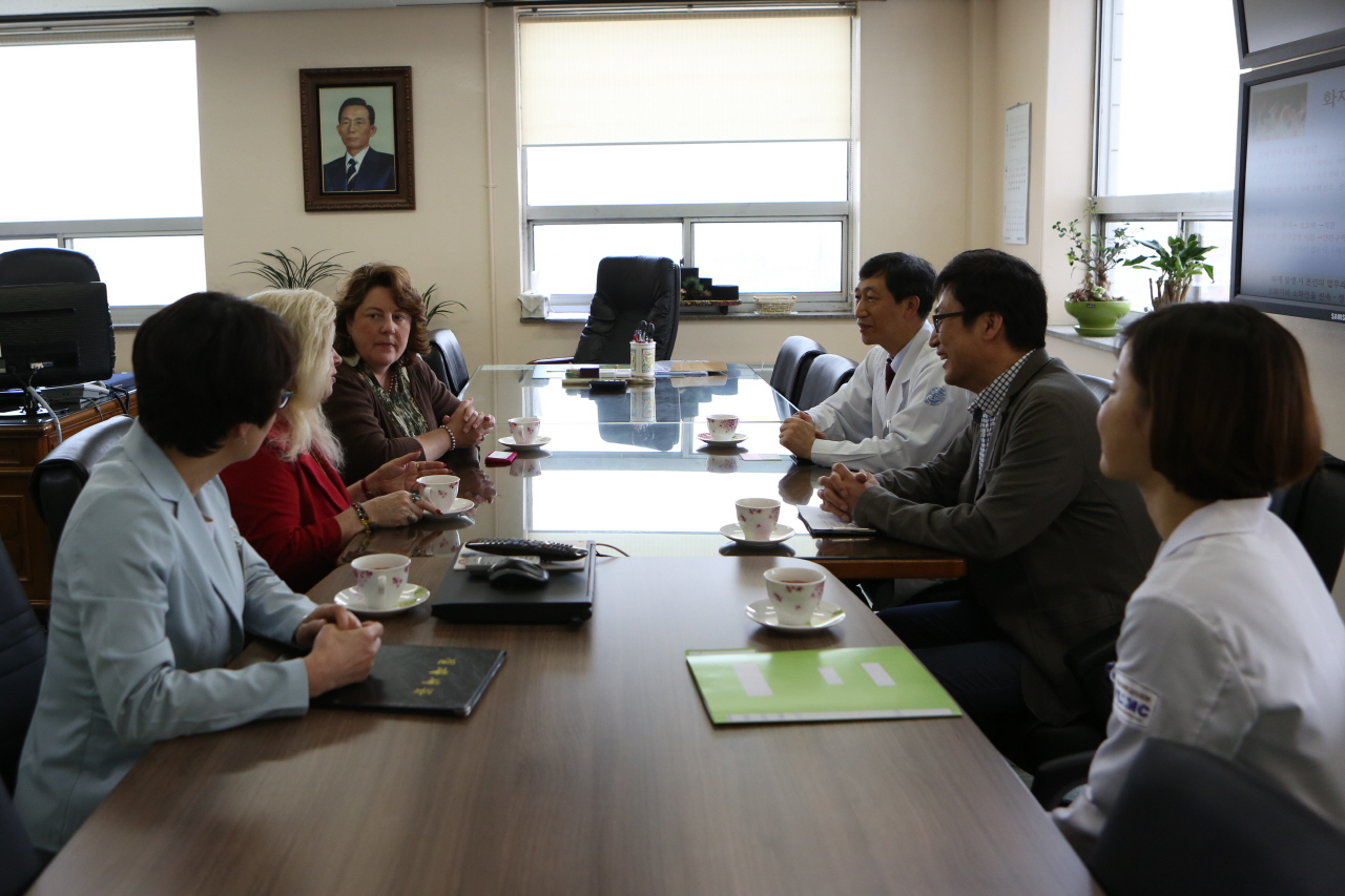 주한미군 Orientation Spouse Group 회장 Mrs.Bradford 감사장 수여
