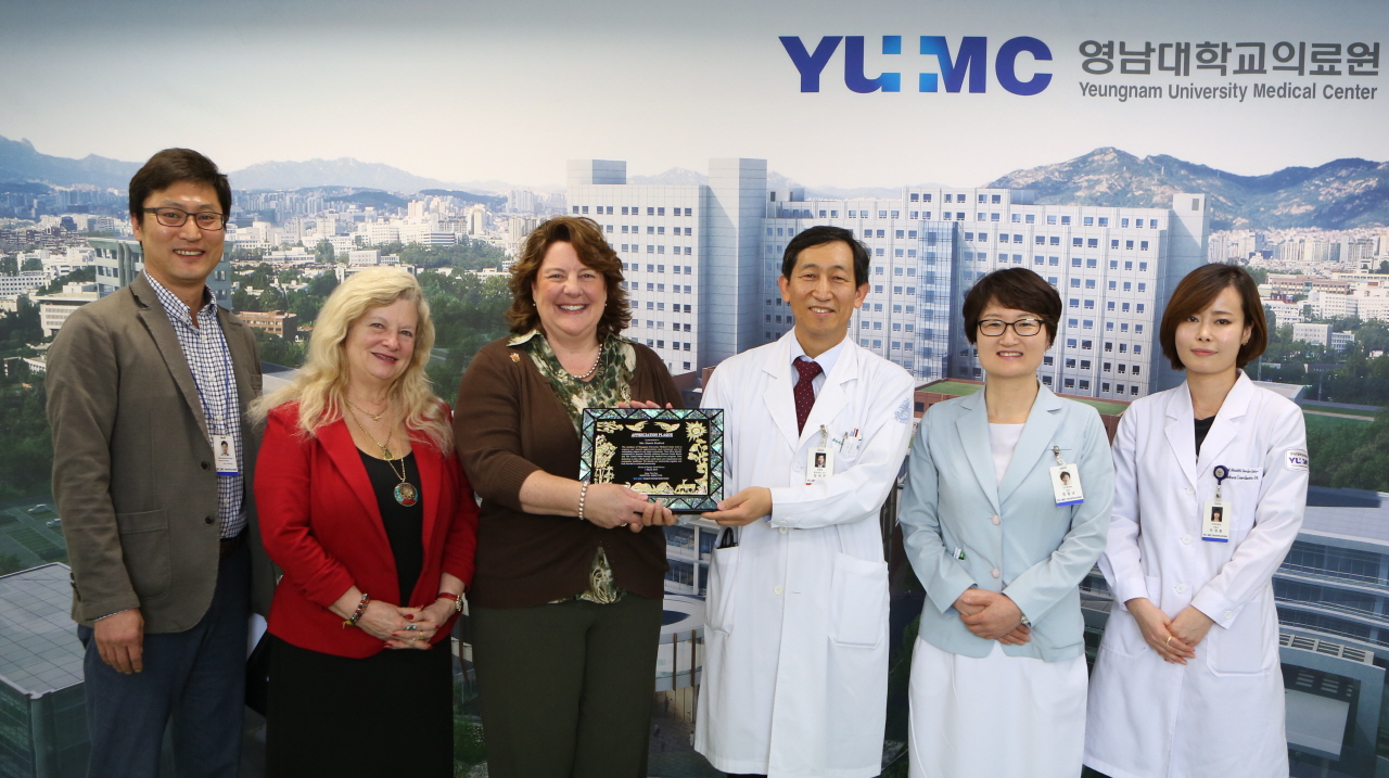 주한미군 Orientation Spouse Group 회장 Mrs.Bradford 감사장 수여