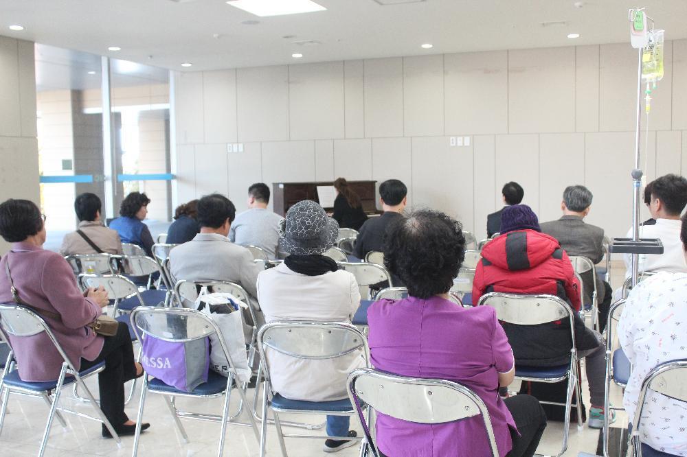 환우사랑 로비음악회 피아노 연주모습