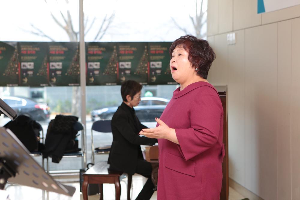 고객사랑 로비음악회 깐띠아모 중창단 공연 모습