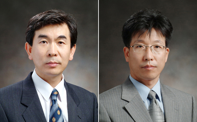 대구광역시의사회로부터 상을 수여한 이관호 병원장(왼쪽)과 이영환 교수