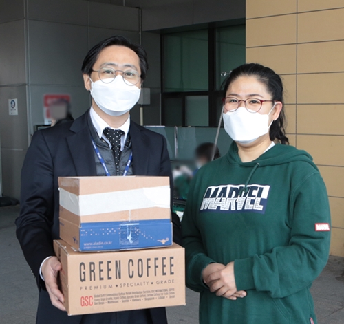 카페 롤링 빵, 커피 후원