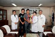 전국의과대학축구대회 우승 토로피 전달 - 0_MG_2111 이미지