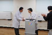 2009학년도 하반기 직원 해외연수 발대식 거행 - 금일봉 이미지