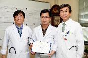 베트남 의사, 순환기내과 6개월 연수과정 이수 후 수료증 전달식 거행, 2010년 8월 26일 오후 4시, 병원장실