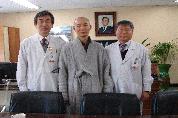 동화사 주지스님, 2010년 12월 16일 오전 11시, 병원장실, 희귀 난치병 환우 위한 성금 전달