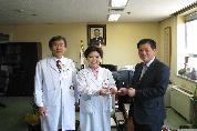 영남대학교총동창회, 2011년 의료원 발전기금 전달, 4월 12일 오후 3시, 의료원장실