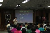 2011.5.18일 수요일 오전 10시에 대덕노인종합복지관에서 열린 이경희 교수님의 암예방법에 대한 건강강좌 사진입니다.