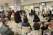 2011년 12월 14일(수) 오후 12시 00분 병원 1층 로비에서 열린 steven과 함께하는 기타&보이스 공연 사진입니다.