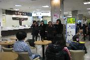 2012년 1월 20일(금) 12:00 병원 1층 로비에서 열린 웨이브 오카리나 앙상블의 로비음악회 공연 모습입니다.