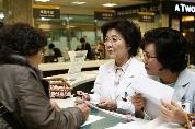 하정옥 의료원장, 안내데스크에서 직접 고객응대하면서 현장의 소리를 듣는 소통의 시간 가짐, 2012년 3월 6일 오전 9시 30분