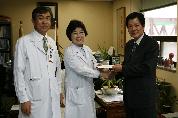 영남대학교 총동창회, 의료원 발전기금 전달, 2012년 6월 18일 오후 3시, 의료원장실
