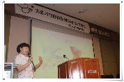 강의하고 있는 장면(클로즈업)