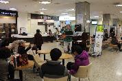 2014년 1월 18일(수) 낮 12시 30분 영남대학교병원 1층 로비에서 열린 스티븐과 함께하는 작은 음악회 사진입니다.