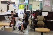 2014년 4월 3일(목) 12:30분 영남대학교병원 1층 로비에서 열린 고객사랑 로비 음악회 - 펠로체 앙상블 공연 모습입니다.