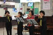 2014년 4월 25일(금) 12:30 영남대학교병원 1층 로비에서 열린 고객사랑 로비음악회<멜로스 하모니카 앙상블> 사진입니다.