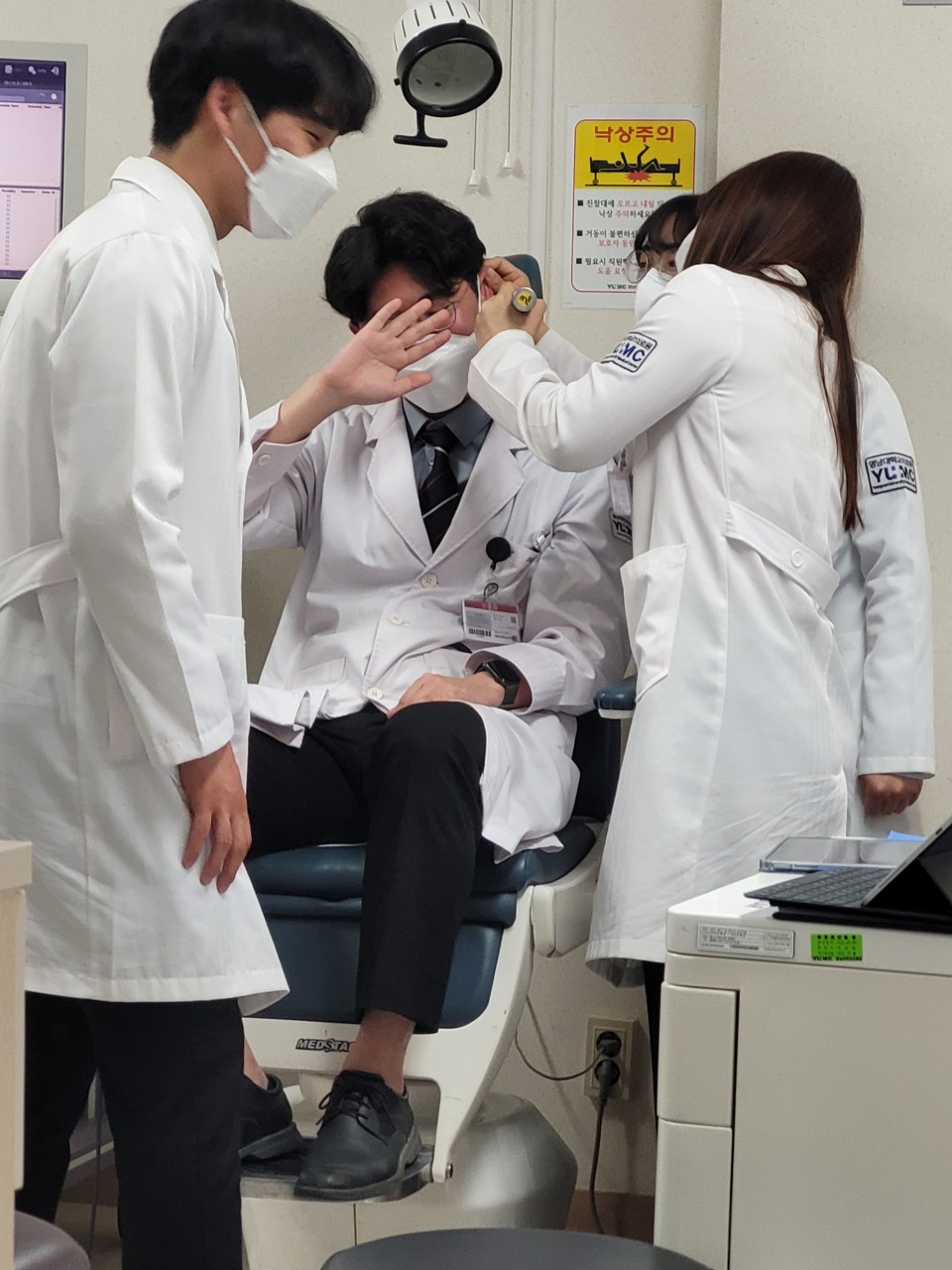 열정적으로 이비인후과 실습을 도는 멋진 PK 선생님들